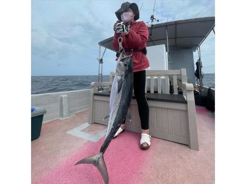 【沖縄・小浜島】沖縄の県魚「グルクン」をたくさん釣って生き餌に！わらしべ長者フィッシング！目指すは記録級！！1日コースの紹介画像