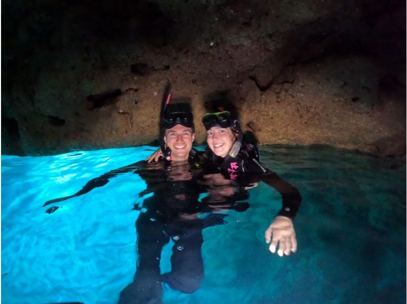 [Okinawa, Onna Village] Beginners are welcome! Private tour for one group! Onna Village SUP & Snorkel Tour! Make the best memories in the beautiful sea of the Blue Cave ♪の紹介画像