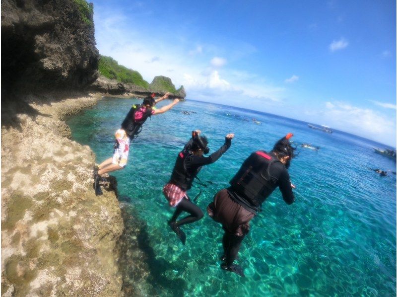 [Okinawa, Onna Village] Beginners are welcome! Private tour for one group! Onna Village SUP & Snorkel Tour! Make the best memories in the beautiful sea of the Blue Cave ♪の紹介画像