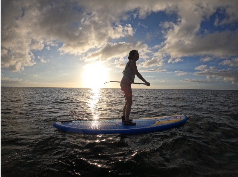 [Okinawa, Kadena] Beginners welcome! Private tour for one group! Sunset SUP tour! Make the best memories on Kadena's beautiful beach ♪の紹介画像