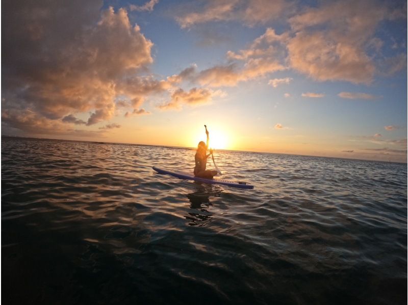 [Okinawa, Kadena] Beginners welcome! Private tour for one group! Sunset SUP tour! Make the best memories on Kadena's beautiful beach ♪の紹介画像