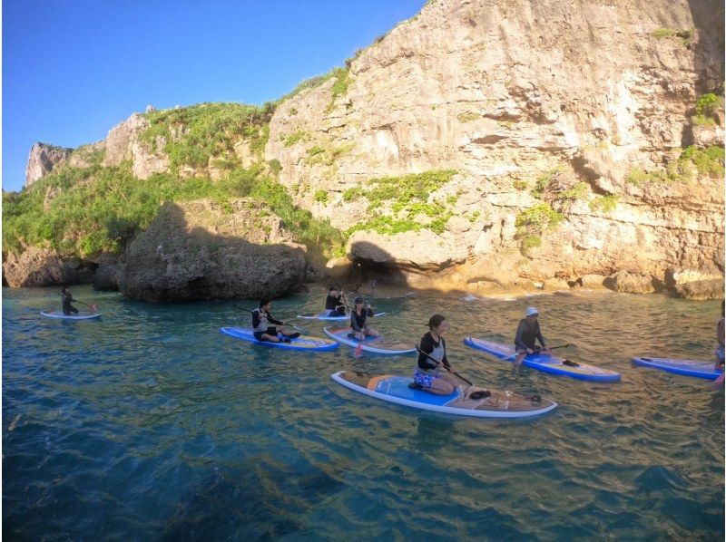 【沖縄・うるま市】初心者大歓迎！1組完全貸切！サンライズSUPツアー！東海岸の秘境ビーチで最高の思い出を作ろう！