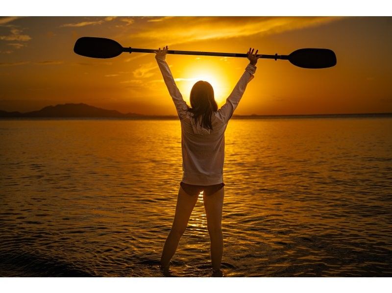 【少人数制/SUP・カヌー】２才〜可！極上サンセット＆マングローブドローン・一眼レフ撮影付『橙色に染まる海と熱帯雨林』島人プロカメラマン案内の紹介画像