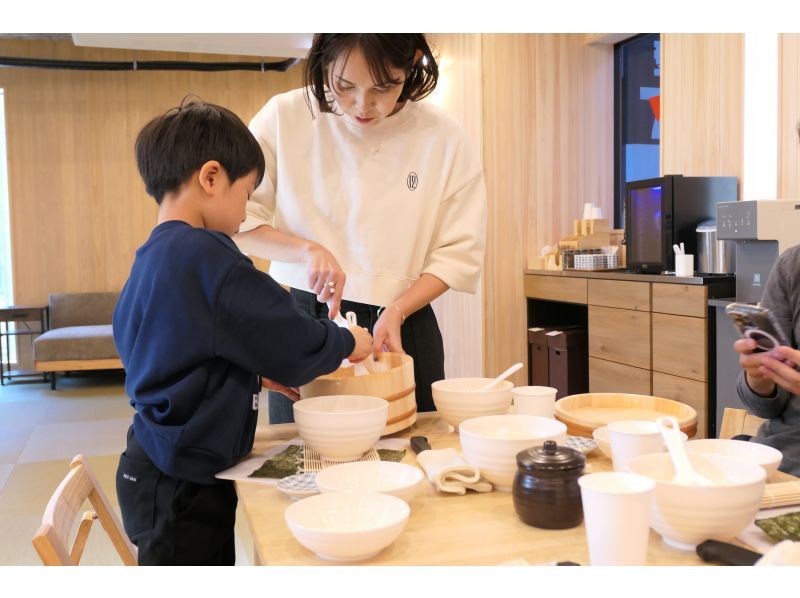 【東京・浅草】 ＜寿司作り体験＞ 握り寿司と巻き寿司作り学びましょうの紹介画像