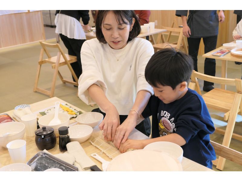 【東京・浅草】 ＜寿司作り体験＞ 握り寿司と巻き寿司作り学びましょうの紹介画像