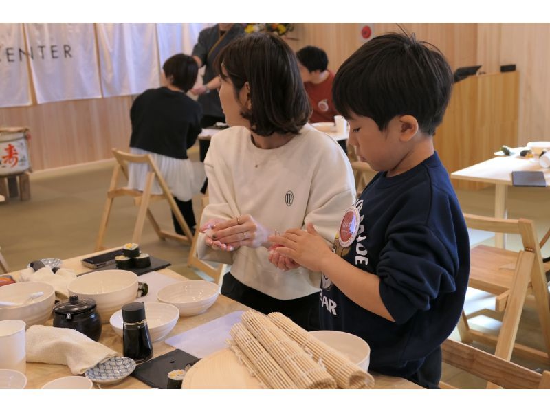 [東京·淺草]<壽司製作體驗>學習製作握壽司和壽司卷の紹介画像