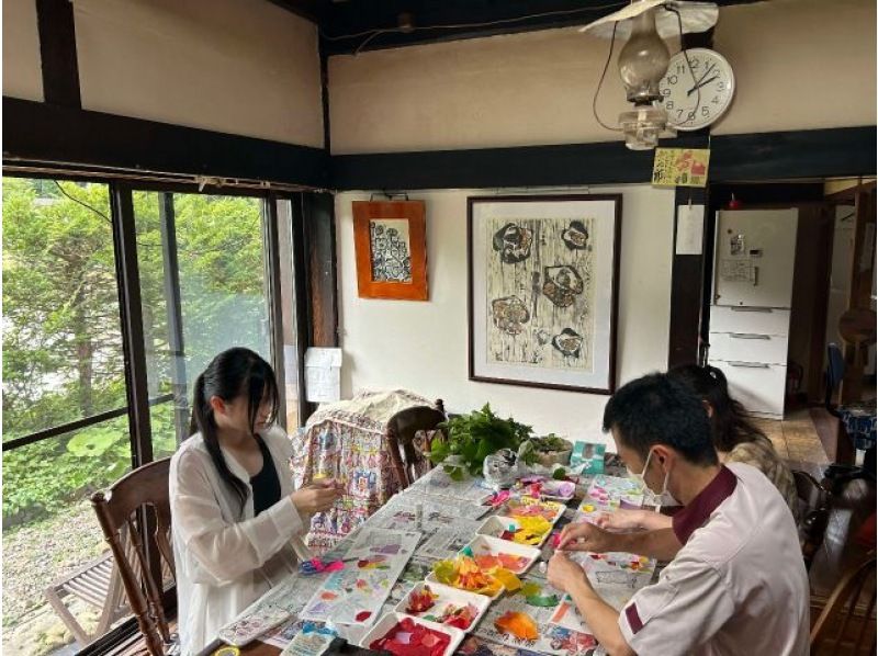 【岐阜県・高山市】築120年の息遣いを感じる古民家で飛騨の山中和紙を使った版画と行灯型のランプシェード作りの紹介画像