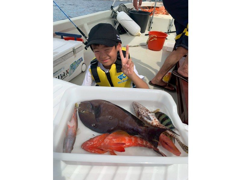 釣れた！の感動を！手ぶら参加！【北谷町・アメリカンビレッジ】漁師と行くボートフィッシング体験！選べる時間！3歳～トロピカルフィッシュの紹介画像