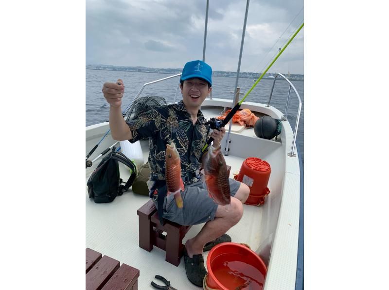 釣れた！の感動を！手ぶら参加！【北谷町・アメリカンビレッジ】漁師と行くボートフィッシング体験！選べる時間！3歳～トロピカルフィッシュの紹介画像