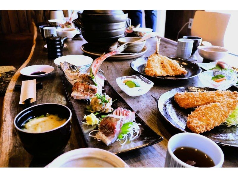 【千葉・館山】地元鮮魚店の貸切個室で特別ランチと崖観音＆漁港のまちガイドツアー！（市内ホテル送迎付き）の紹介画像