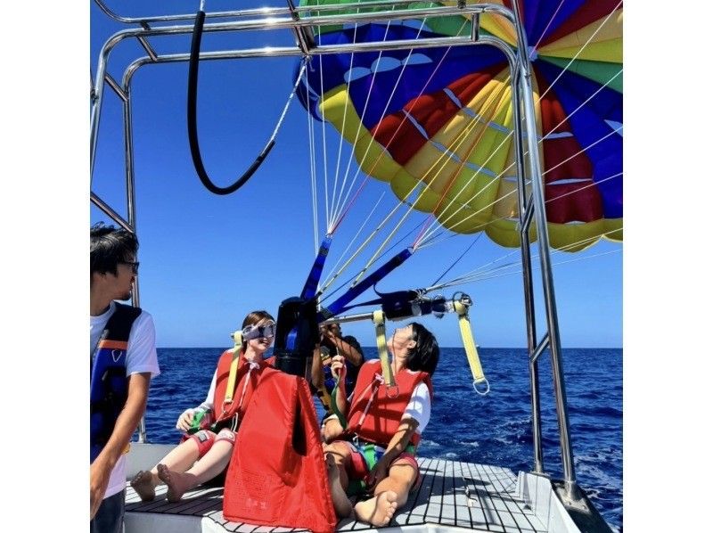 [Departing from Ginowan Marina] ★200m★ A spectacular parasailing experience overlooking the beautiful ocean of Okinawa from high above!! の紹介画像