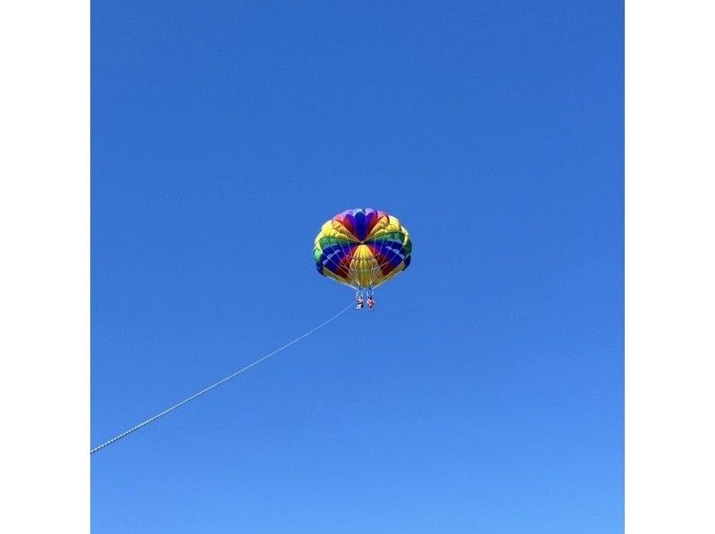 [Departing from Ginowan Marina] ★200m★ A spectacular parasailing experience overlooking the beautiful ocean of Okinawa from high above!! の紹介画像