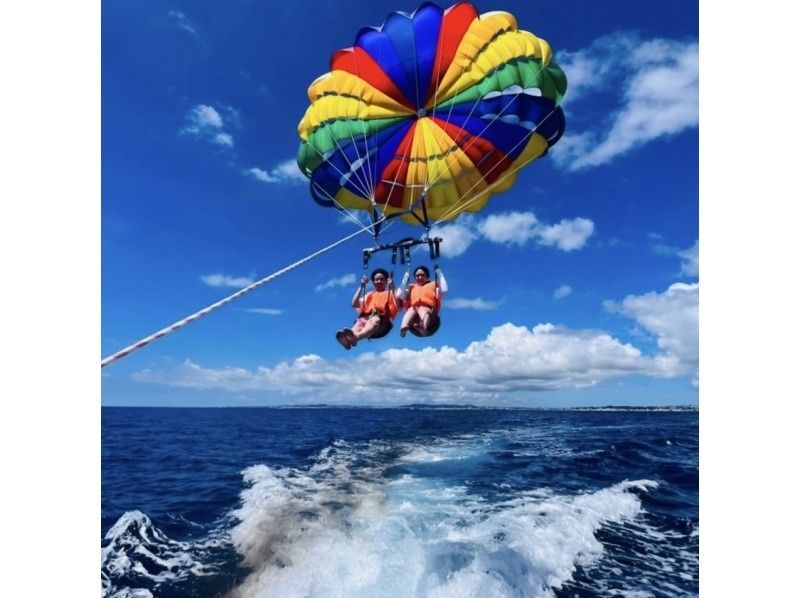 [Departing from Ginowan Marina] ★200m★ A spectacular parasailing experience overlooking the beautiful ocean of Okinawa from high above!! の紹介画像