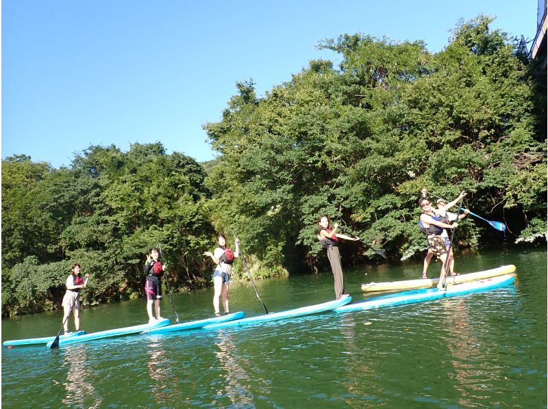 【埼玉・長瀞レイクSUP】自然に囲まれた静かな湖でのんびりSUPでクルージング！静かな湖で&ldquo;ととのう&rdquo;水上チル時間♪駅から徒歩約3分♪の紹介画像
