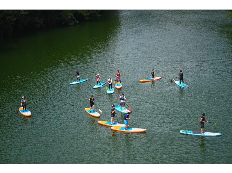 【埼玉・長瀞レイクSUP】自然に囲まれた静かな湖でのんびりSUPでクルージング！静かな湖で&ldquo;ととのう&rdquo;水上チル時間♪駅から徒歩約3分♪の紹介画像