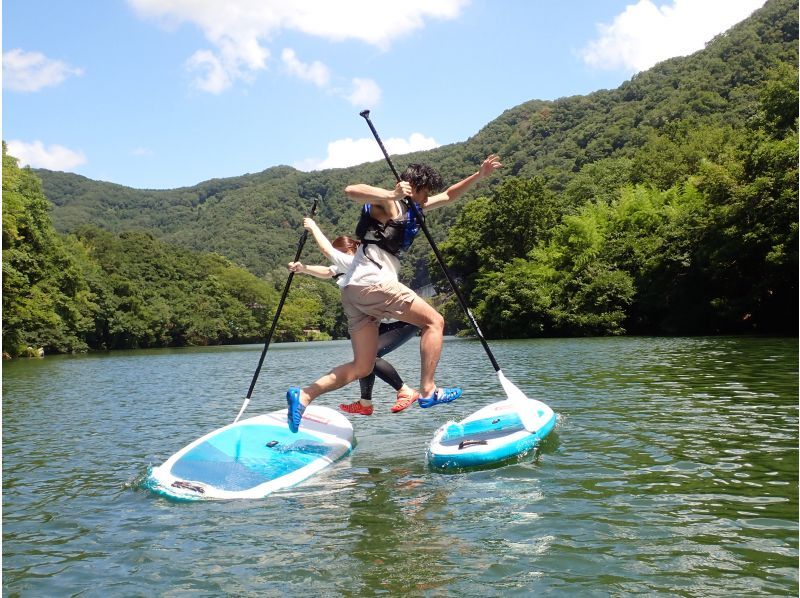 【埼玉・長瀞レイクSUP】自然に囲まれた静かな湖でのんびりSUPでクルージング！静かな湖で&ldquo;ととのう&rdquo;水上チル時間♪駅から徒歩約3分♪の紹介画像