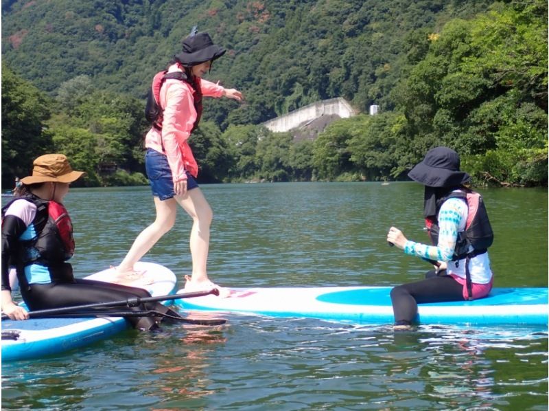 【埼玉・長瀞レイクSUP】残暑リフレッシュ！静かな湖で“ととのう”水上チル時間♪駅から徒歩約3分で女子旅にも◎◆小さなレイクサイドリゾート♪の紹介画像