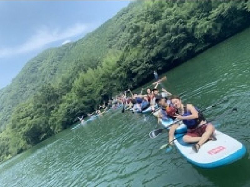 【埼玉・長瀞レイクSUP】残暑リフレッシュ！静かな湖で“ととのう”水上チル時間♪駅から徒歩約3分で女子旅にも◎◆小さなレイクサイドリゾート♪の紹介画像