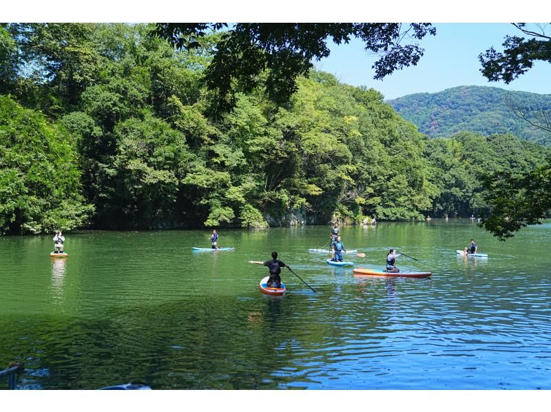 【埼玉・長瀞レイクSUP】自然に囲まれた静かな湖でのんびりSUPでクルージング！静かな湖で&ldquo;ととのう&rdquo;水上チル時間♪駅から徒歩約3分♪の紹介画像