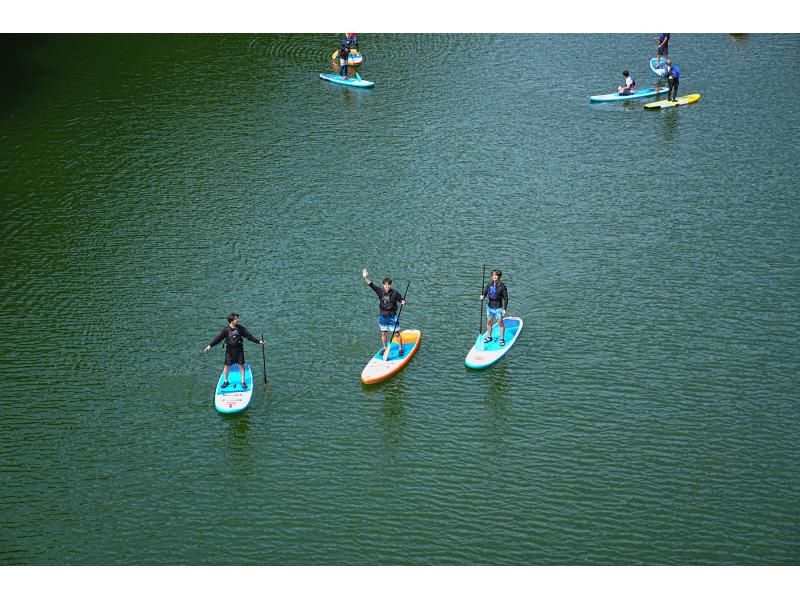 【埼玉・長瀞レイクSUP】自然に囲まれた静かな湖でのんびりSUPでクルージング！静かな湖で&ldquo;ととのう&rdquo;水上チル時間♪駅から徒歩約3分♪の紹介画像