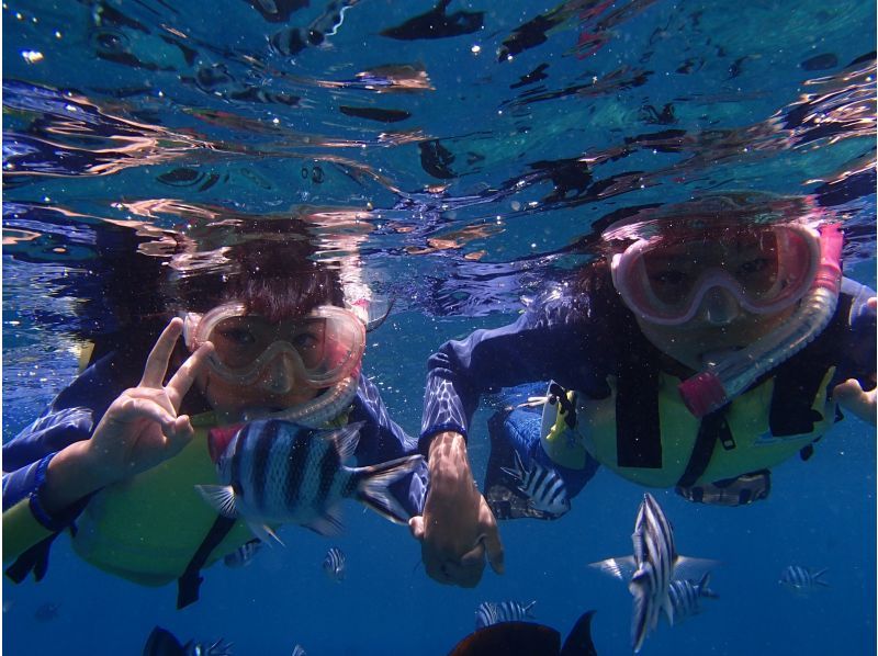 【那覇、糸満】到着後すぐ、帰る日でも間に合う！　ウミガメやカラフル熱帯魚が楽しめるジョン万ビーチでのシュノーケル！ 写真データ＆餌やり無料の紹介画像