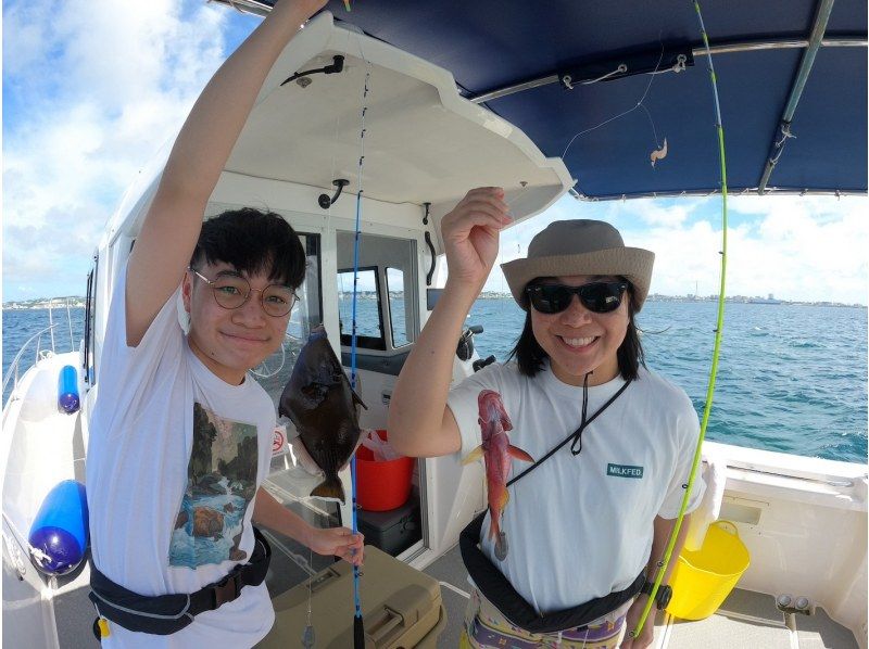 [Half-day departure from Chatan] Fully charter boat for families and groups! Experience tropical fishing! Photo rental included! Half-day 4 hours, up to 8 peopleの紹介画像