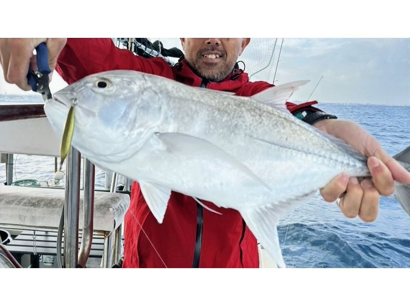 [Departing from Ginowan Marina, Okinawa] Fully-private boat charter! [Super Light Jigging (SLJ)] 3.5-hour courseの紹介画像