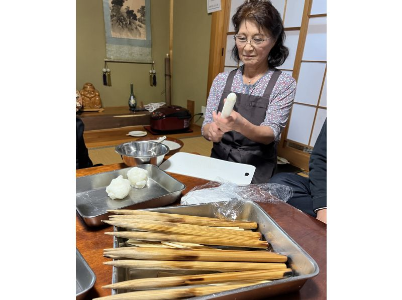 [Akita Prefecture, Mitane Town] Walking in nature with an Akita dog & making "Miso Tsukeritanpo"の紹介画像