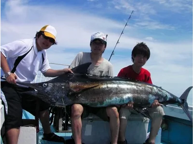 【沖縄・石垣島】カジキ釣りトローリング体験・初心者大歓迎！手ぶらでカジキ釣りが体験できます。の紹介画像