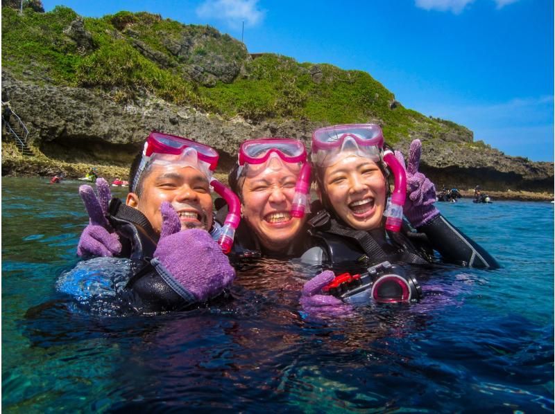 【沖縄本島・青の洞窟】シュノーケリング＆絶景パラセーリング★贅沢満足プラン！写真撮影＆餌付け付も無料！の紹介画像