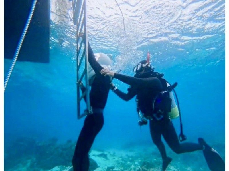 《Underwater walk in Ishigaki Island!》 Sea walker by boat, your face won't get wet, safe even if you can't swim, recommended for women too! (Free photo data)の紹介画像