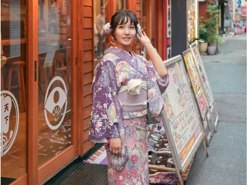 A woman rents a kimono and enjoys a stroll around "KAWAIIOSAKA" in Osaka