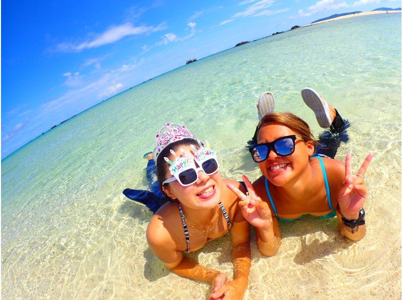 【GoPro無料レンタルあり】ウミガメorマンタと泳ぐ！幻の島上陸シュノーケリング【午前・午後の2便／無料送迎＆写真付き】の紹介画像