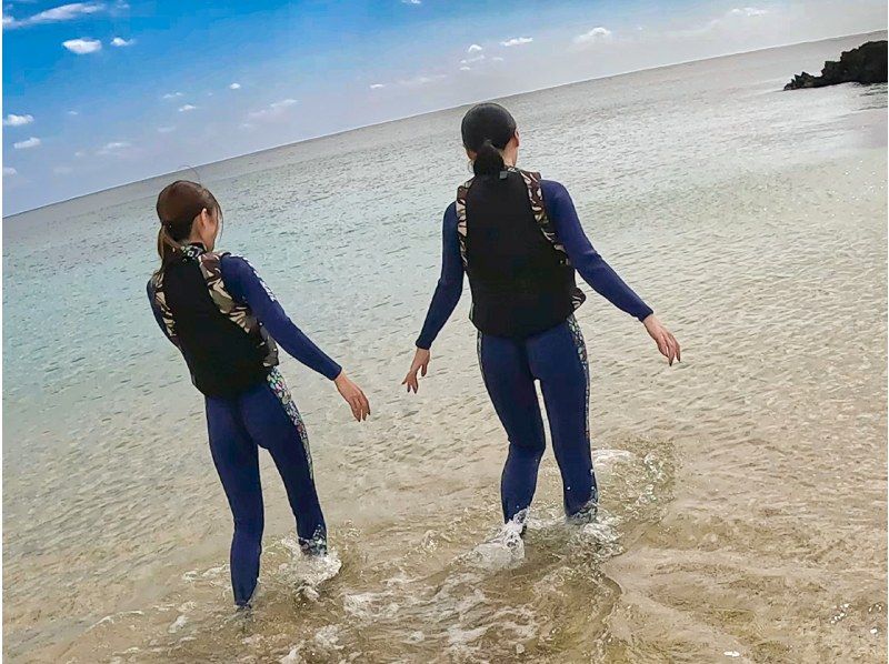 【鹿児島・奄美】北部〜名瀬エリア送迎可能！ “1組貸切ツアー” 女性ガイドが案内する ビーチシュノーケリング＆マングローブカヤックの紹介画像