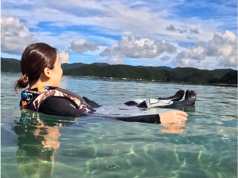 【鹿児島・奄美】北部〜名瀬エリア送迎可能！ “1組貸切ツアー” 女性ガイドが案内する ビーチシュノーケリング＆マングローブカヤックの紹介画像