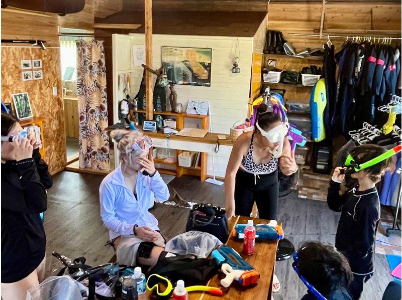 【鹿児島・奄美】北部〜名瀬エリア送迎可能！ “1組貸切ツアー” 女性ガイドが案内する ビーチシュノーケリング＆マングローブカヤックの紹介画像