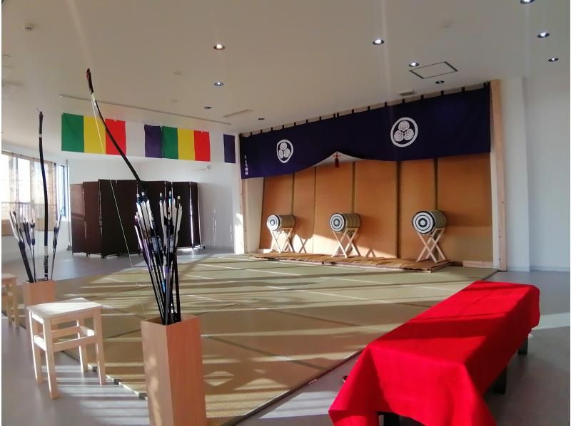 [Kyoto Higashiyama] Archery experience. Half-kyudojo 8 shots for 1,000 yen, 20 shots for 2,000 yen, Kyudo uniform course 1 hour for 10,000 yen. Anyone can experience it safely and easily!の紹介画像