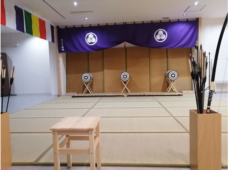 [Kyoto Higashiyama] Archery experience. Half-kyudojo 8 shots for 1,000 yen, 20 shots for 2,000 yen, Kyudo uniform course 1 hour for 10,000 yen. Anyone can experience it safely and easily!の紹介画像