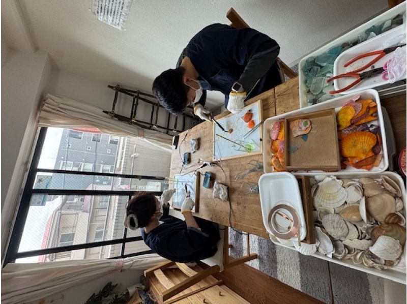 [Hyogo/Kobe] Make a stained-glass lampshade using seashells and marine glass! You can make one piece with two people (you can also participate alone!)の紹介画像