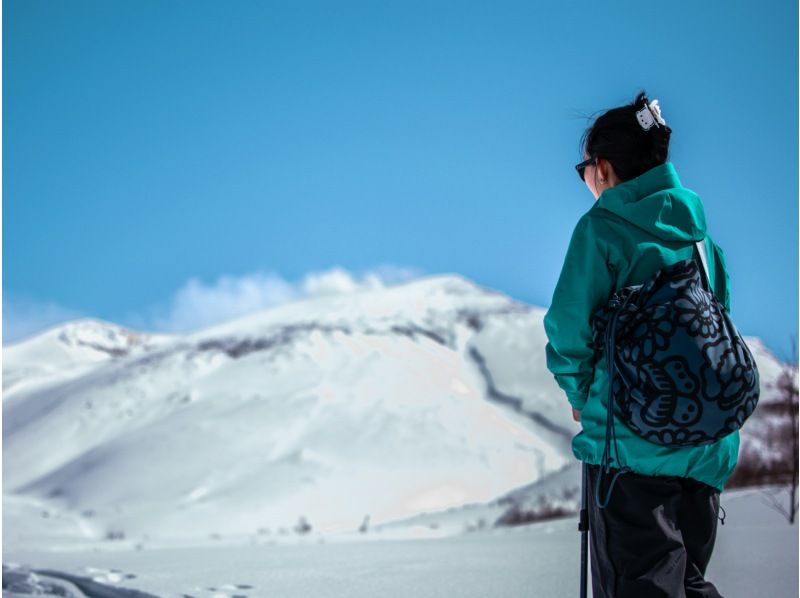 [北海道，富良野]欢迎初学者！体验只有穿着雪鞋才能到达的大雪山的隐秘之美，并在温泉中放松身心の紹介画像