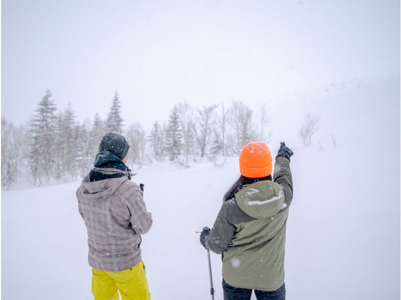 [北海道，富良野]欢迎初学者！体验只有穿着雪鞋才能到达的大雪山的隐秘之美，并在温泉中放松身心の紹介画像