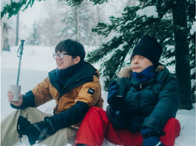 [北海道，富良野]欢迎初学者！体验只有穿着雪鞋才能到达的大雪山的隐秘之美，并在温泉中放松身心の紹介画像