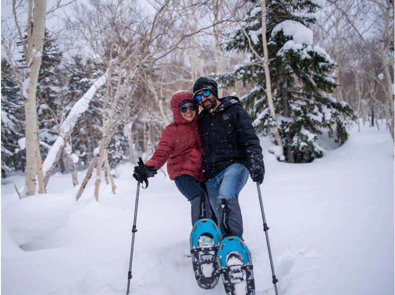 [北海道，富良野]欢迎初学者！体验只有穿着雪鞋才能到达的大雪山的隐秘之美，并在温泉中放松身心の紹介画像