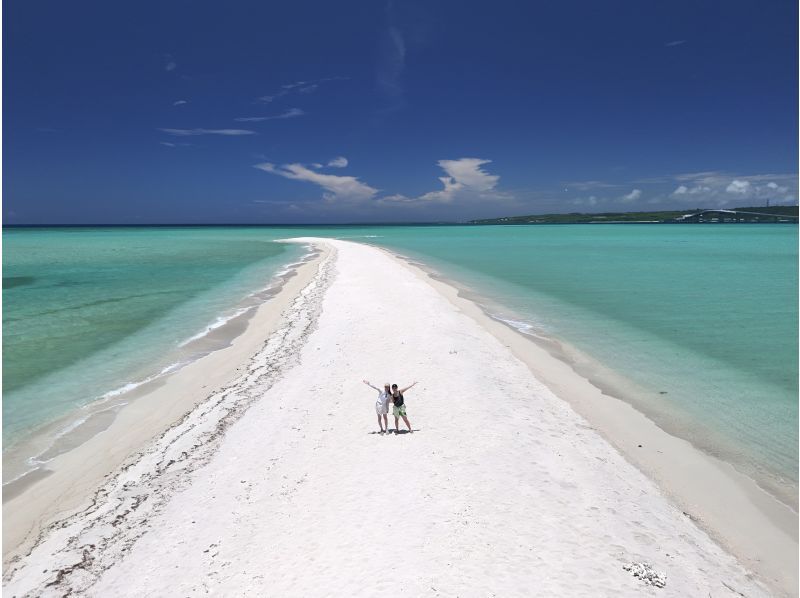 【沖縄・宮古島】《SALE実施中☆当日予約OK》ユニの浜 ドローン撮影ツアー ◎現役テレビカメラマン撮影◎ボートで約5分で上陸◎~3歳無料の紹介画像