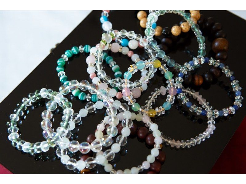 [Kamigamo, Kyoto] Traditional culture - Make a talisman with a professional Kyoto rosary maker! Experience making a talisman Kyoto rosary bracelet in a historic workshop (beginners, children, and solo travelers welcome!)の紹介画像