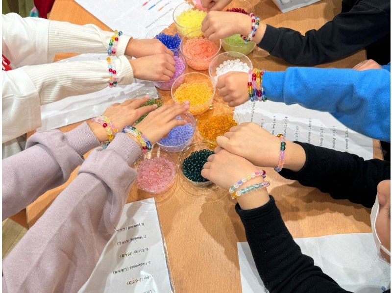 [Kamigamo, Kyoto] Traditional culture - Make a talisman with a professional Kyoto rosary maker! Experience making a talisman Kyoto rosary bracelet in a historic workshop (beginners, children, and solo travelers welcome!)の紹介画像