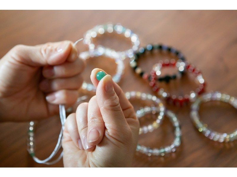 [Kamigamo, Kyoto] Traditional culture - Make a talisman with a professional Kyoto rosary maker! Experience making a talisman Kyoto rosary bracelet in a historic workshop (beginners, children, and solo travelers welcome!)の紹介画像