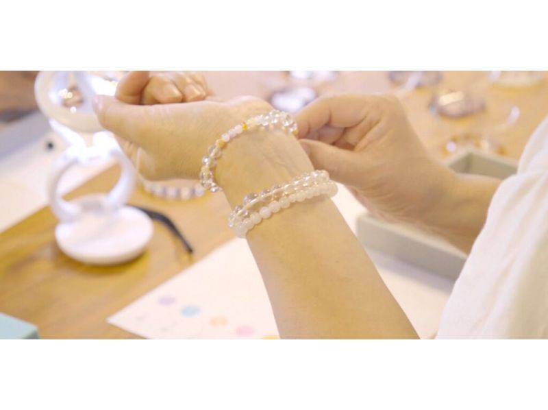 [Kamigamo, Kyoto] Traditional culture - Make a talisman with a professional Kyoto rosary maker! Experience making a talisman Kyoto rosary bracelet in a historic workshop (beginners, children, and solo travelers welcome!)の紹介画像