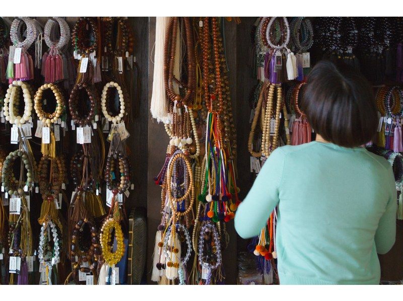 [Kamigamo, Kyoto] Traditional culture - Make a talisman with a professional Kyoto rosary maker! Experience making a talisman Kyoto rosary bracelet in a historic workshop (beginners, children, and solo travelers welcome!)の紹介画像