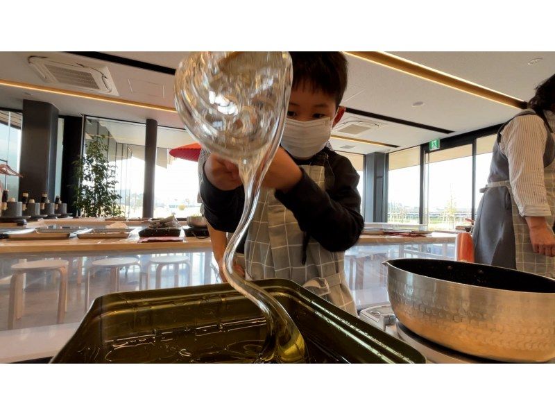 ＼京都 宇治／ 話題のあめ屋「岩井製菓」の飴づくり体験教室の紹介画像